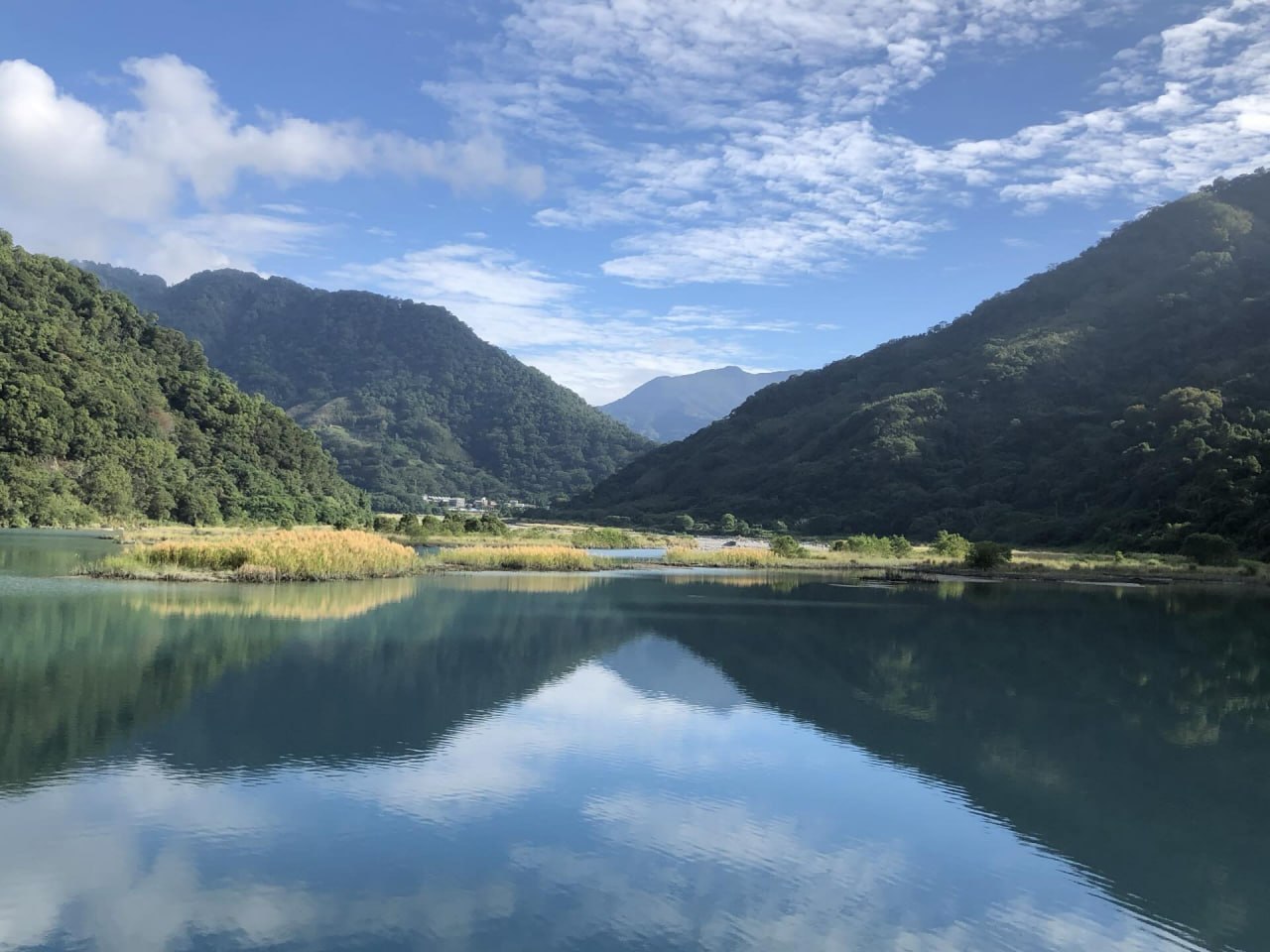 山谷湖泊的倒影風景